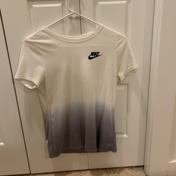 Nike Tops - nike tee